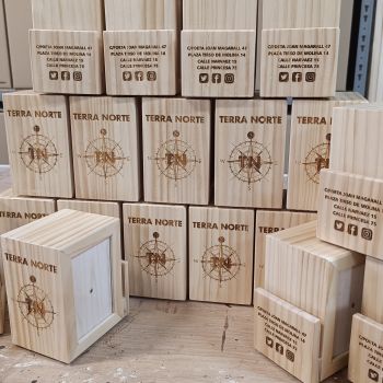Servilletero de madera cubo