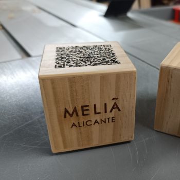 Cubo QR de madera