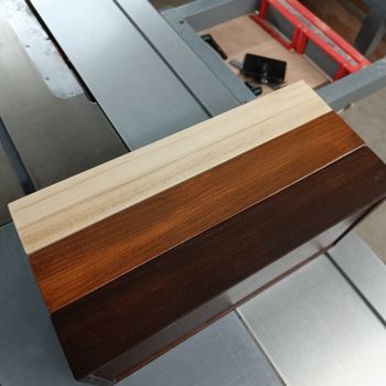 Caja de madera rectangular