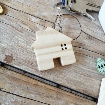Casita de madera llavero